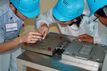 シリコーンゴムの劣化 老化現象は著しく遅く耐候性に優れています シリコーンゴムの劣化 老化現象は著しく遅く耐候性に優れています